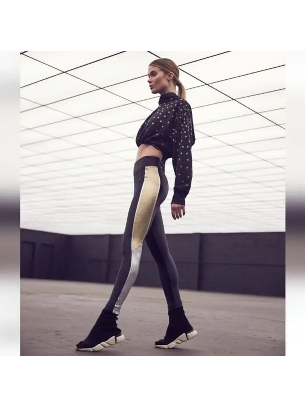 Koral Gold Star Printed Cropped Pull On Hoodies Sz S